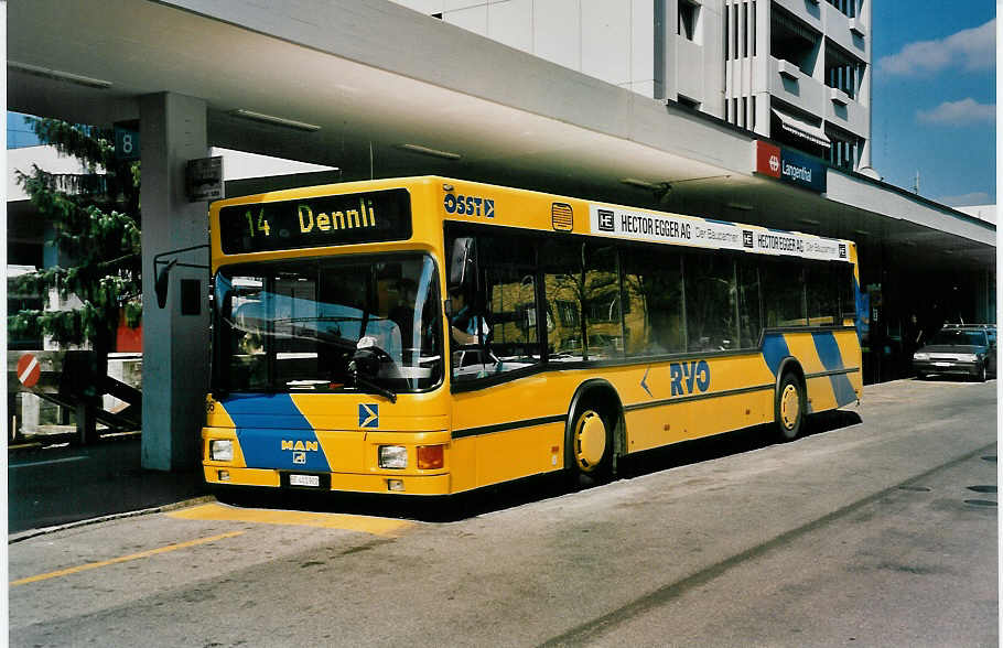 (030'811) - RVO Langenthal - Nr. 736/BE 401'922 - MAN/Lauber-MAN am 10. April 1999 beim Bahnhof Langenthal