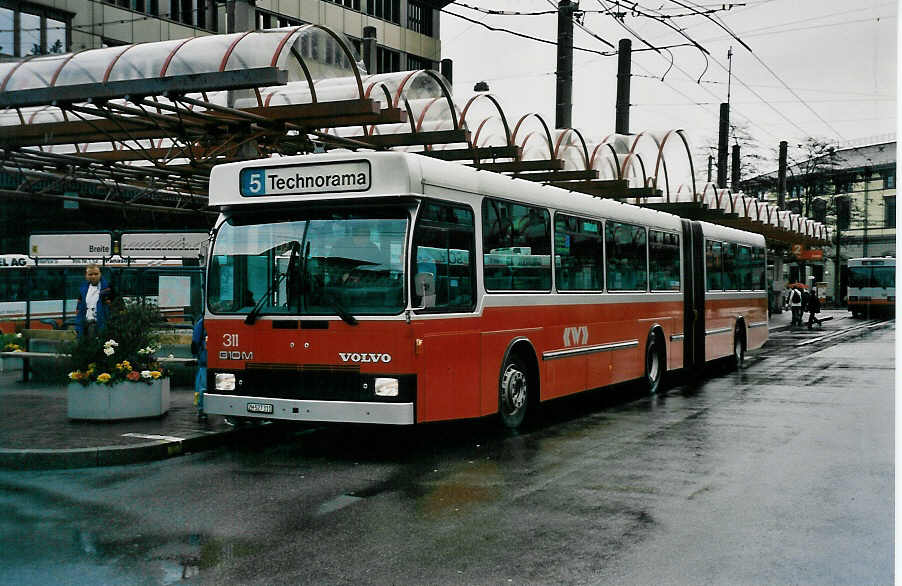 (030'919) - WV Winterthur - Nr. 311/ZH 527'311 - Volvo/Hess am 18. April 1999 beim Hauptbahnhof Winterthur