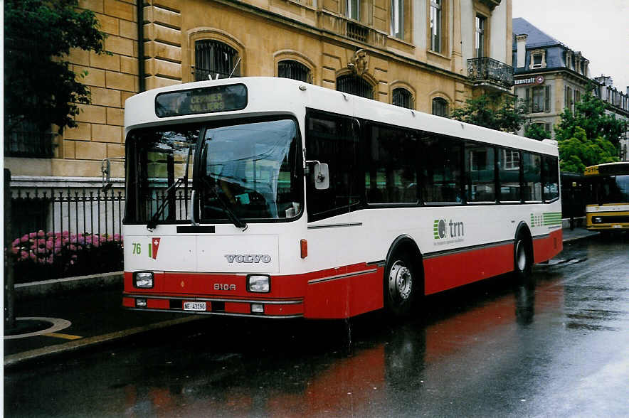 (033'221) - VR La Chaux-de-Fonds - Nr. 76/NE 43'190 - Volvo/Lauber am 6. Juli 1999 in Neuchtel, Place Pury