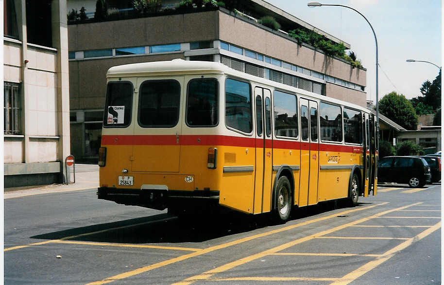 (033'831) - PTT-Regie - P 25'843 - Saurer/Hess am 8. Juli 1999 beim Bahnhof Yverdon