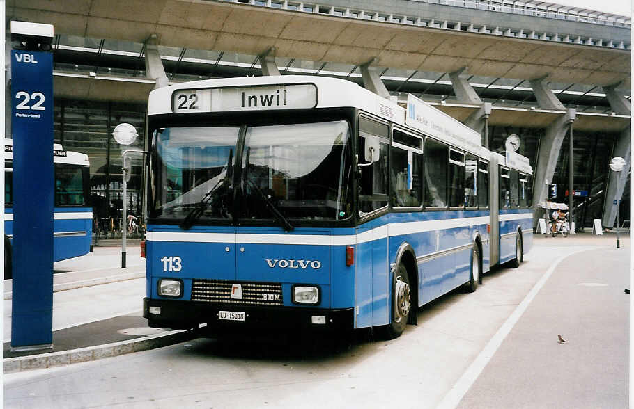 (034'221) - VBL Luzern - Nr. 113/LU 15'018 - Volvo/R&J am 13. Juli 1999 beim Bahnhof Luzern