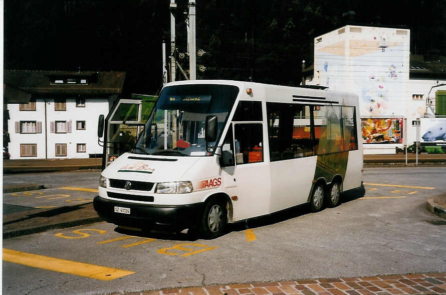 (034'632) - AAGS Schwyz - Nr. 24/SZ 41'124 - VW/Kutsenits am 19. Juli 1999 beim Bahnhof Schwyz