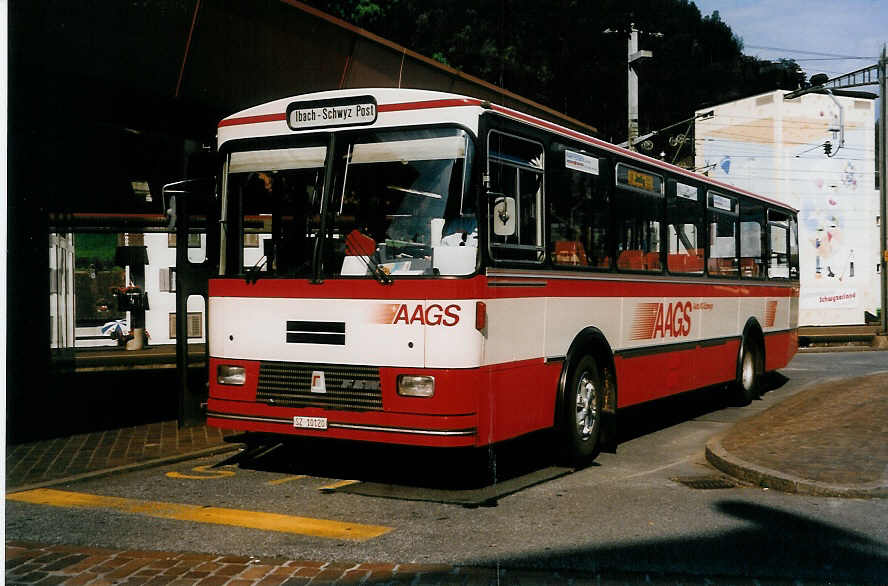 (034'633) - AAGS Schwyz - Nr. 20/SZ 10'120 - FBW/R&J am 19. Juli 1999 beim Bahnhof Schwyz