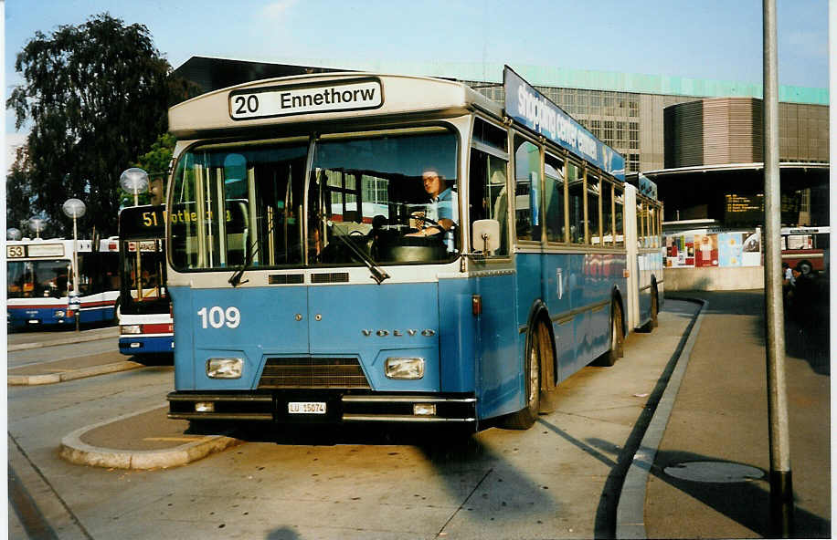 (034'820) - VBL Luzern - Nr. 109/LU 15'074 - Volvo/Hess am 19. Juli 1999 beim Bahnhof Luzern