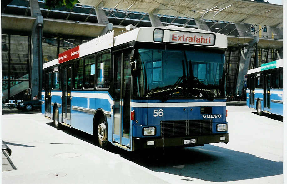 (034'830) - VBL Luzern - Nr. 56/LU 15'056 - Volvo/Hess am 26. Juli 1999 beim Bahnhof Luzern