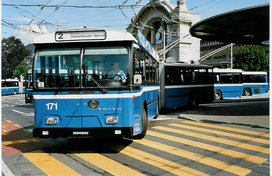 (034'902) - VBL Luzern - Nr. 171 - Volvo/Hess Gelenktrolleybus am 26. Juli 1999 beim Bahnhof Luzern