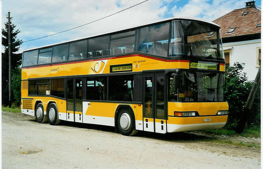 (035'208) - PTT-Regie - P 27'805 - Neoplan am 8. August 1999 beim Bahnhof Saignelgier