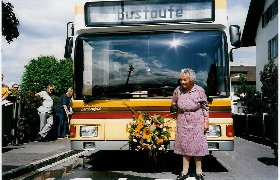 (035'334) - STI Thun - Nr. 70/BE 389'670 - MAN am 21. August 1999 in Thun-Lerchenfeld, Langestrasse (mit der ltesten Lerchenfelderin Marta Stoss)