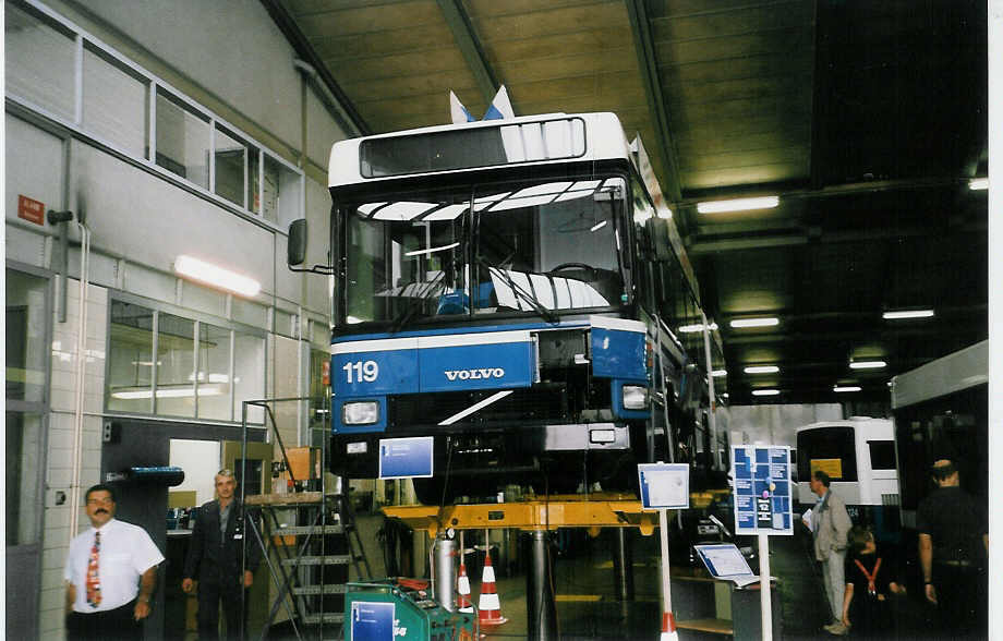 (035'610) - VBL Luzern - Nr. 119/LU 15'093 - Volvo/Hess am 28. August 1999 in Luzern, Depot