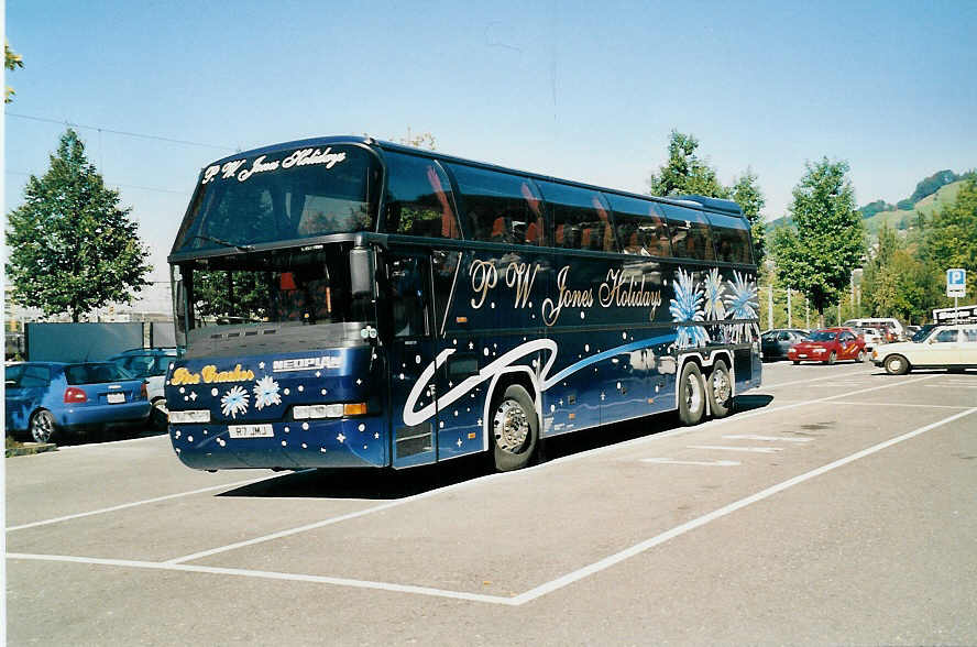 (037'226) - Aus England: Jones, Hereford - R7 JMJ - Neoplan am 7. Oktober 1999 in Thun, Seestrasse