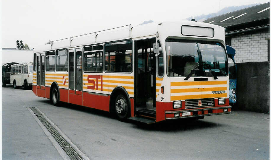 (037'401) - STI Thun - Nr. 21/BE 419'021 - Volvo/R&J (ex SAT Thun Nr. 21) am 18. Oktober 1999 in Thun, Garage