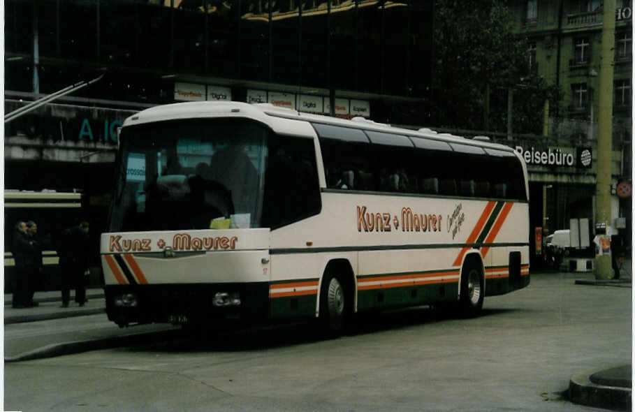 (037'832) - Kunz+Maurer, Burgistein - Nr. 17/BE 338'317 - Neoplan am 25. November 1999 beim Bahnhof Bern