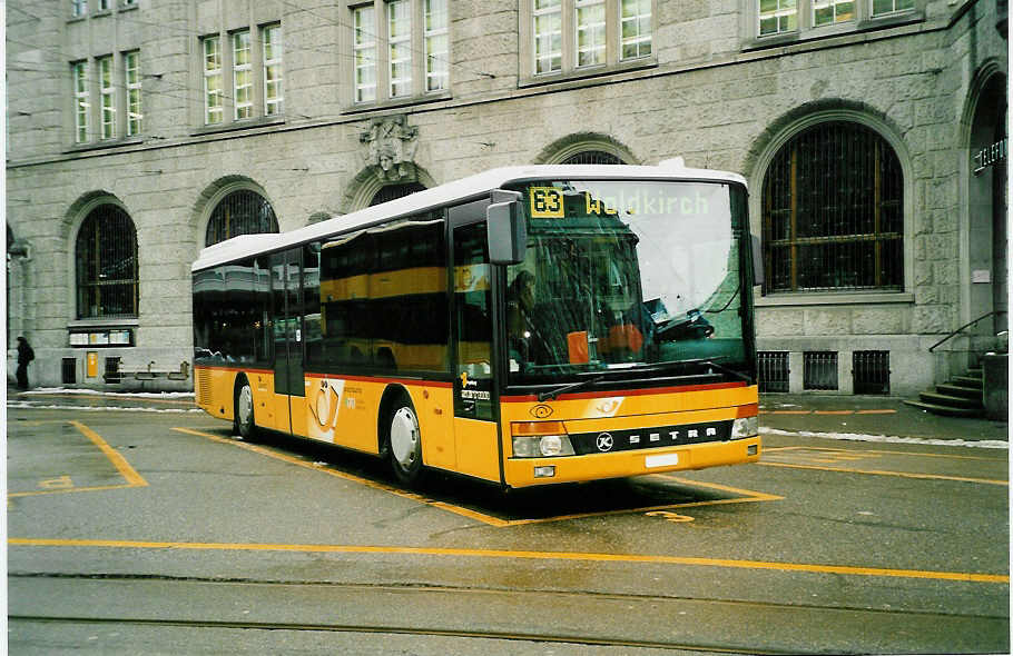 (038'633) - PTT-Regie - P 25'802 - Setra am 1. Januar 2000 beim Bahnhof St. Gallen