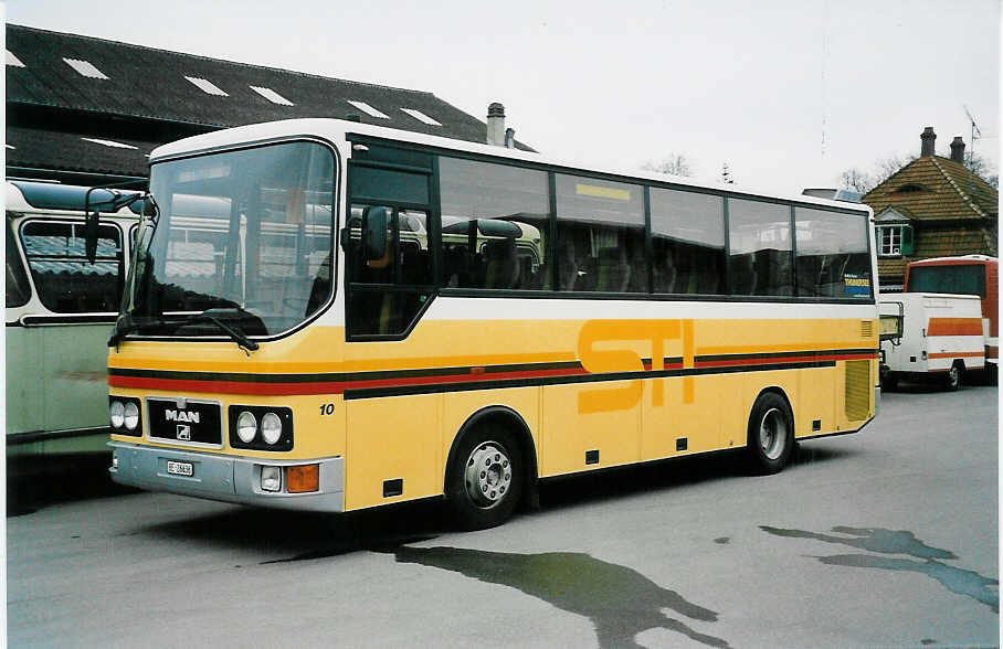 (039'824) - STI Thun - Nr. 10/BE 26'636 - MAN/Gppel (ex TSG Blumenstein Nr. 10) am 16. Mrz 2000 in Thun, Garage