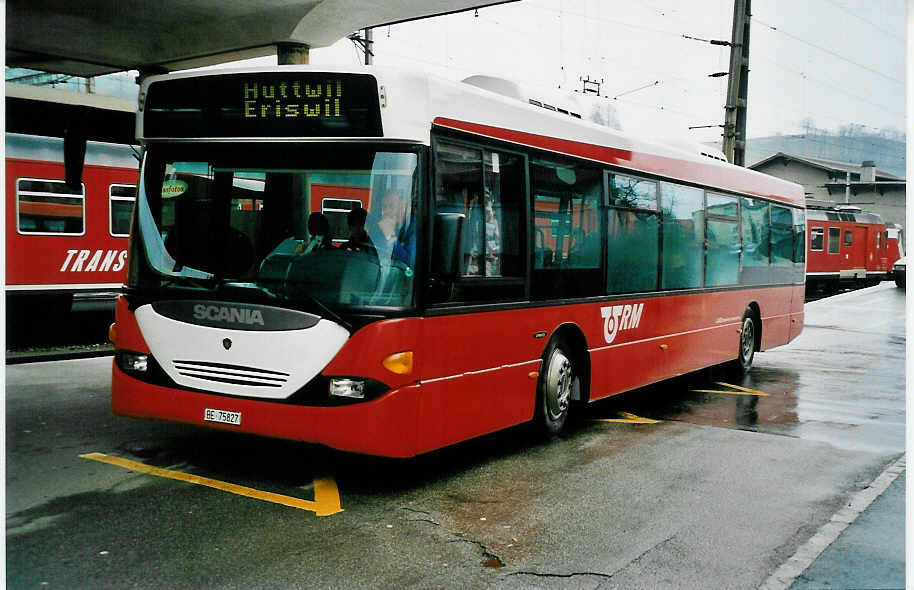 (039'834) - Lanz, Huttwil - BE 75'827 - Scania am 18. Mrz 2000 beim Bahnhof Huttwil