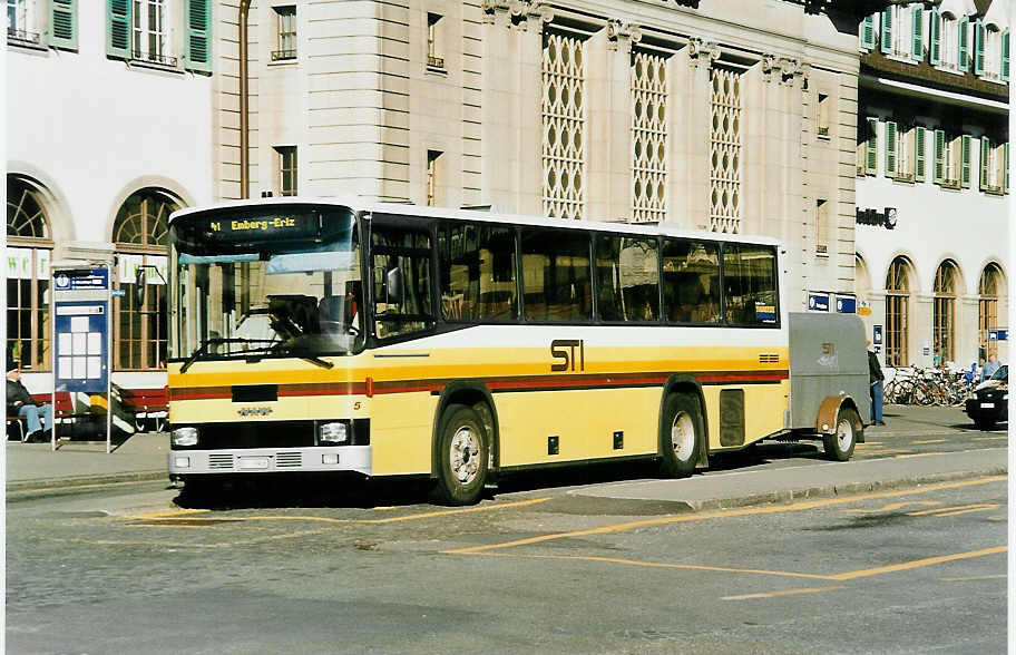 (040'221) - STI Thun - Nr. 5/BE 26'906 - NAW/R&J (ex ATGH Heiligenschwendi Nr. 5) am 14. April 2000 beim Bahnhof Thun