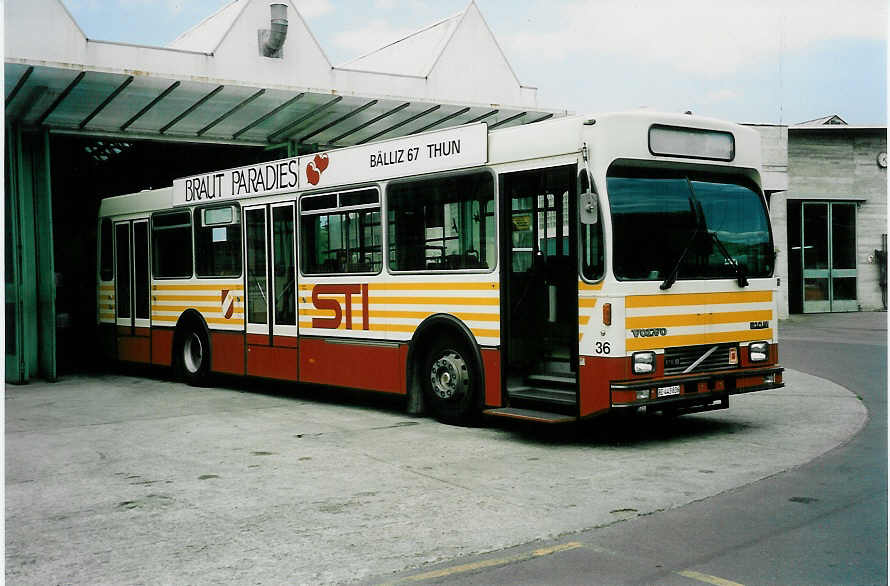 (040'626) - STI Thun - Nr. 36/BE 443'836 - Volvo/R&J (ex SAT Thun Nr. 36) am 24. Mai 2000 in Thun, Garage