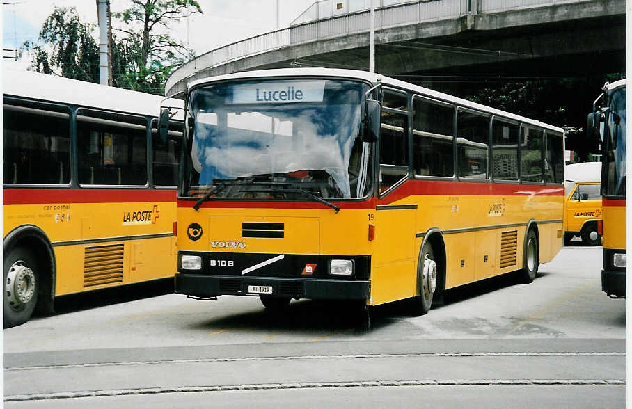 (041'729) - Stucki, Porrentruy - Nr. 19/JU 1919 - Volvo/Lauber am 11. Juli 2000 beim Bahnhof Porrentruy