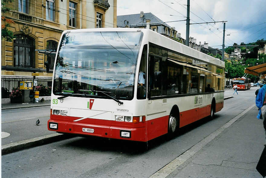 (041'825) - VR La Chaux-de-Fonds - Nr. 93/NE 98'893 - Volvo/Berkhof am 12. Juli 2000 in Neuchtel, Place Pury