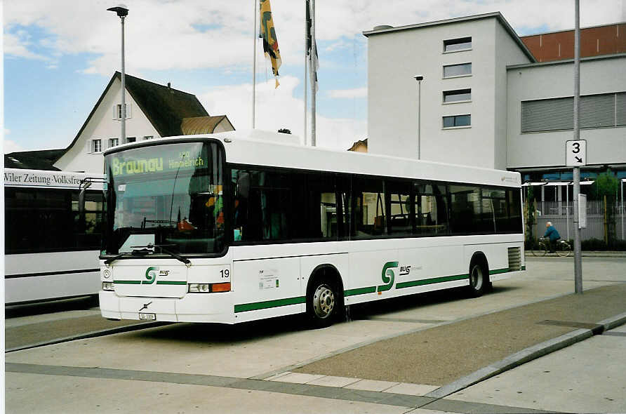 (042'318) - BOS Wil - Nr. 19/SG 3309 - Volvo/Hess am 30. Juli 2000 beim Bahnhof Wil