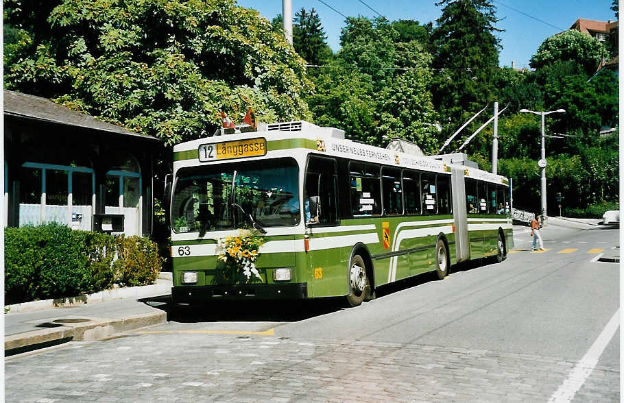 (042'425) - SVB Bern - Nr. 63 - Volvo/R&J Gelenktrolleybus am 12. August 2000 in Bern, Brengraben