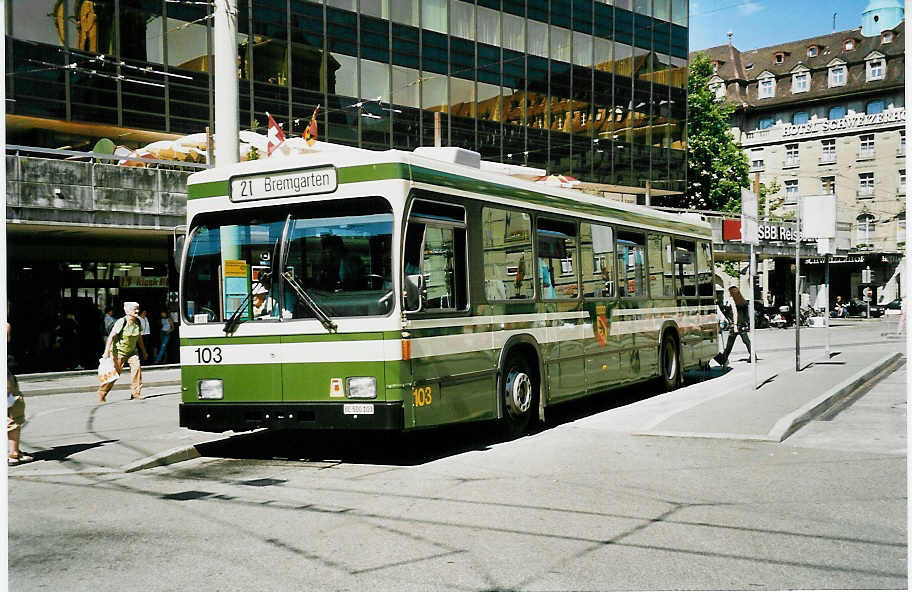 (042'435) - SVB Bern - Nr. 103/BE 500'103 - Volvo/R&J am 12. August 2000 beim Bahnhof Bern