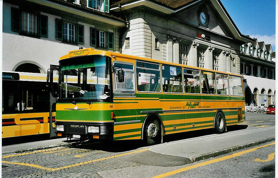 (043'004) - STI Thun - Nr. 16/BE 151'197 - Neoplan/Lauber (ex AvH Heimenschwand Nr. 6) am 28. August 2000 beim Bahnhof Thun