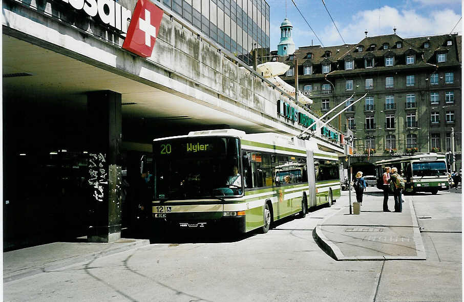 (043'014) - SVB Bern - Nr. 12 - NAW/Hess Gelenktrolleybus am 1. September 2000 beim Bahnhof Bern