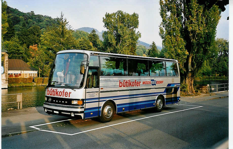 (043'215) - Btikofer, Moosseedorf - BE 722 - Setra am 14. September 2000 bei der Schifflndte Thun