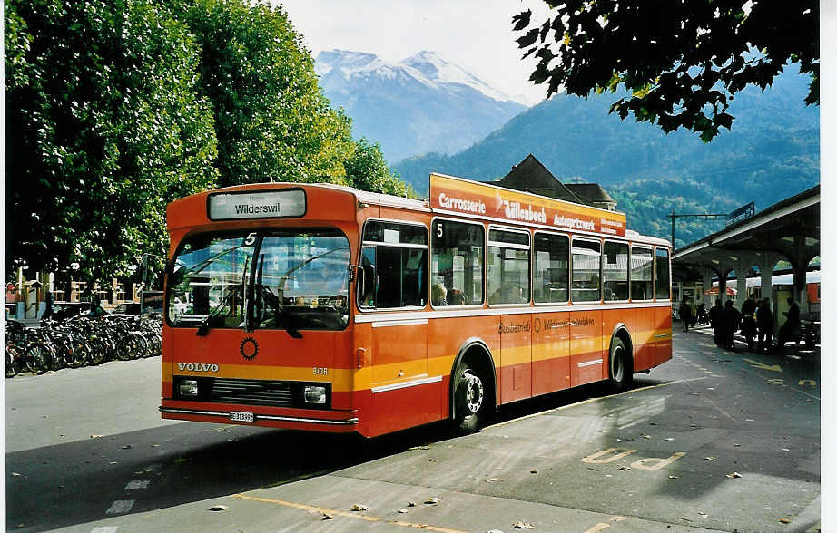 (043'423) - BOB Interlaken - Nr. 2/BE 313'992 - Volvo/Lauber am 8. Oktober 2000 beim Bahnhof Interlaken West