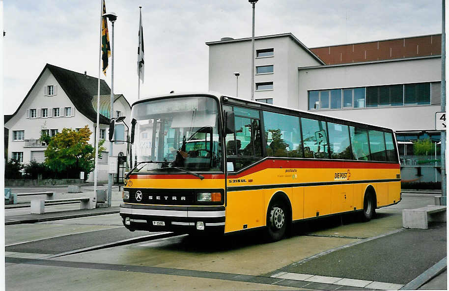 (043'523) - PTT-Regie - P 25'092 - Setra am 17. Oktober 2000 beim Bahnhof Wil