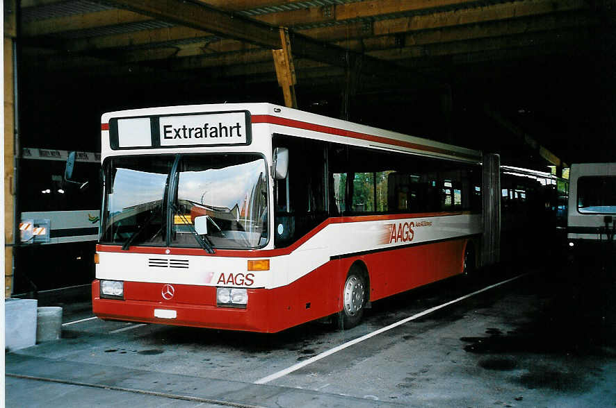 (043'604) - AAGS Schwyz - Nr. 17/SZ 10'117 - Mercedes (ex AAGL Liestal Nr. 96) am 17. Oktober 2000 in Zug, Garage ZVB