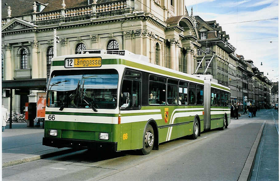 (043'737) - SVB Bern - Nr. 66 - Volvo/Hess Gelenktrolleybus am 19. November 2000 beim Bahnhof Bern