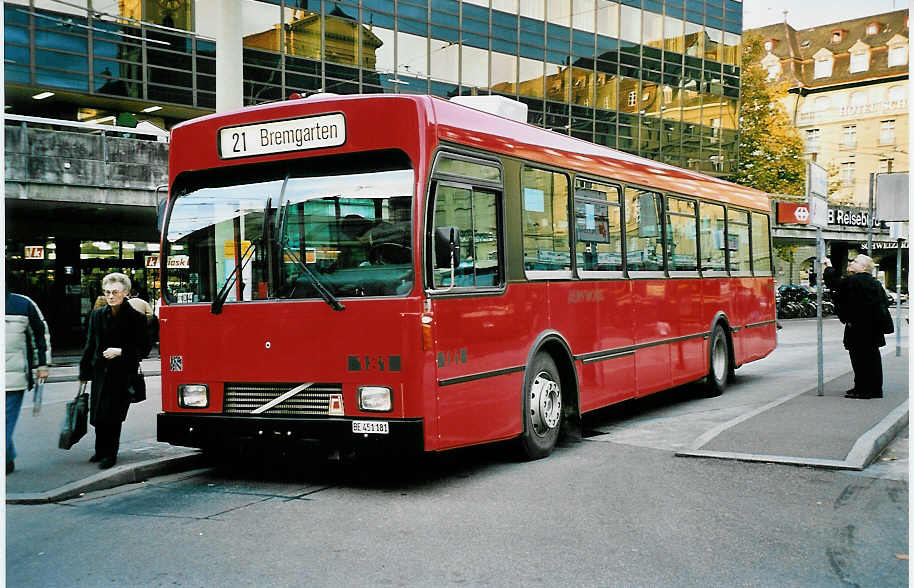 (043'823) - Bernmobil, Bern - Nr. 181/BE 451'181 - Volvo/Gangloff am 19. November 2000 beim Bahnhof Bern