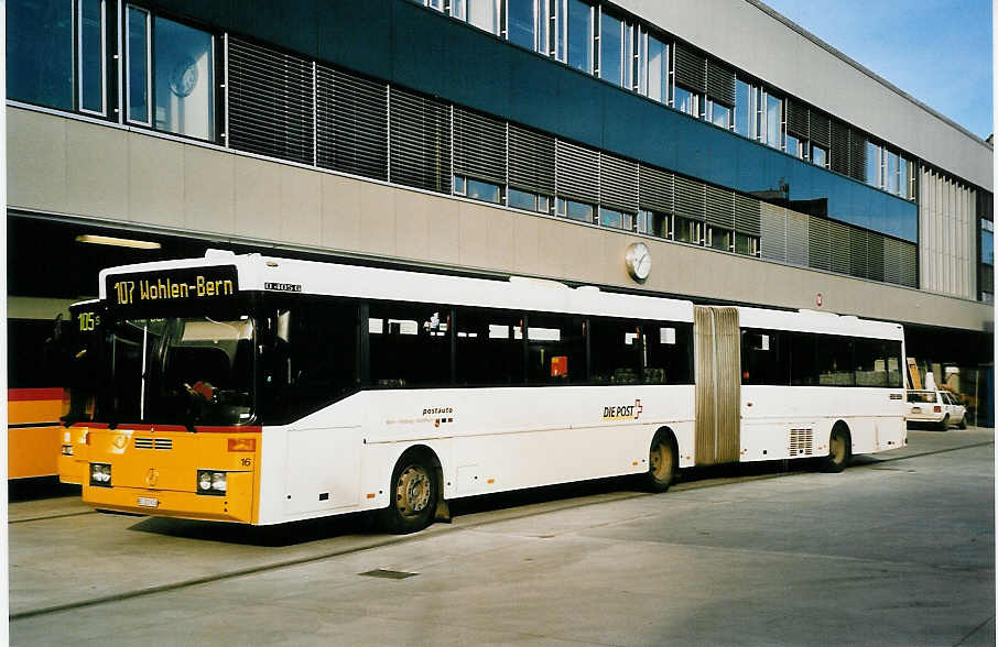 (044'021) - Steiner, Ortschwaben - Nr. 16/BE 220'916 - Mercedes (ex P 27'716) am 11. Dezember 2000 in Bern, Postautostation