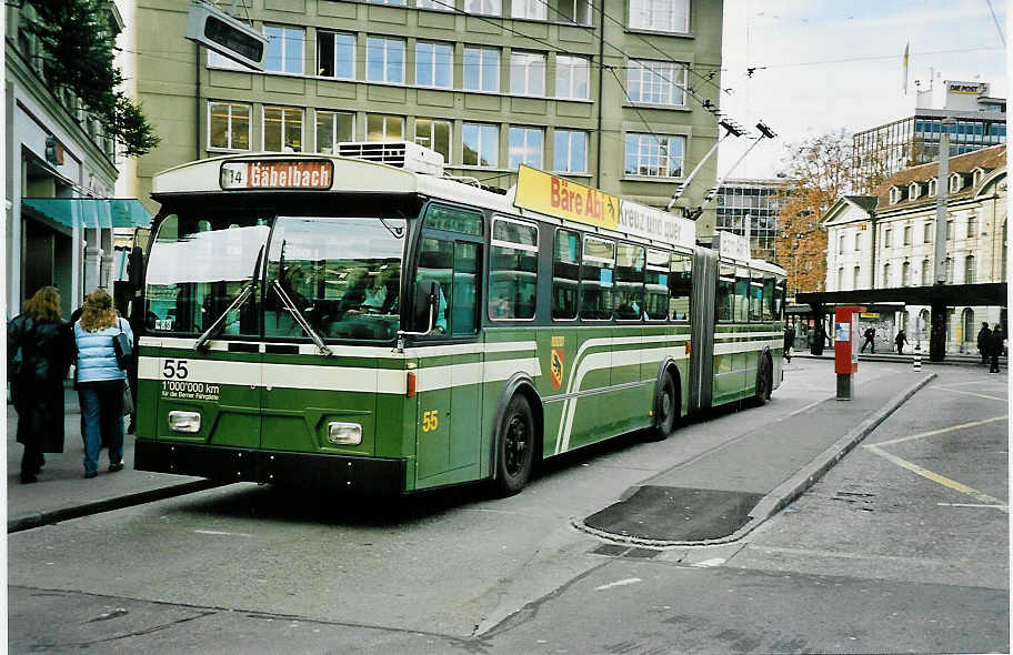 (044'030) - SVB Bern - Nr. 55 - FBW/Gangloff Gelenktrolleybus am 11. Dezember 2000 beim Bahnhof Bern