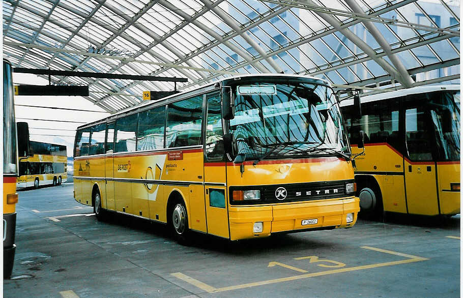 (044'411) - PTT-Regie - P 26'002 - Setra am 1. Januar 2001 in Chur, Postautostation