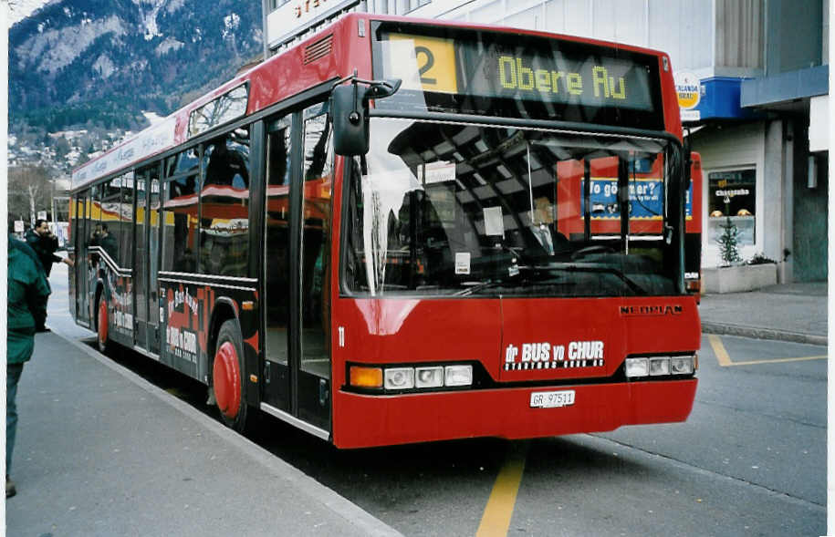 (044'507) - SBC Chur - Nr. 11/GR 97'511 - Neoplan am 1. Januar 2001 beim Bahnhof Chur