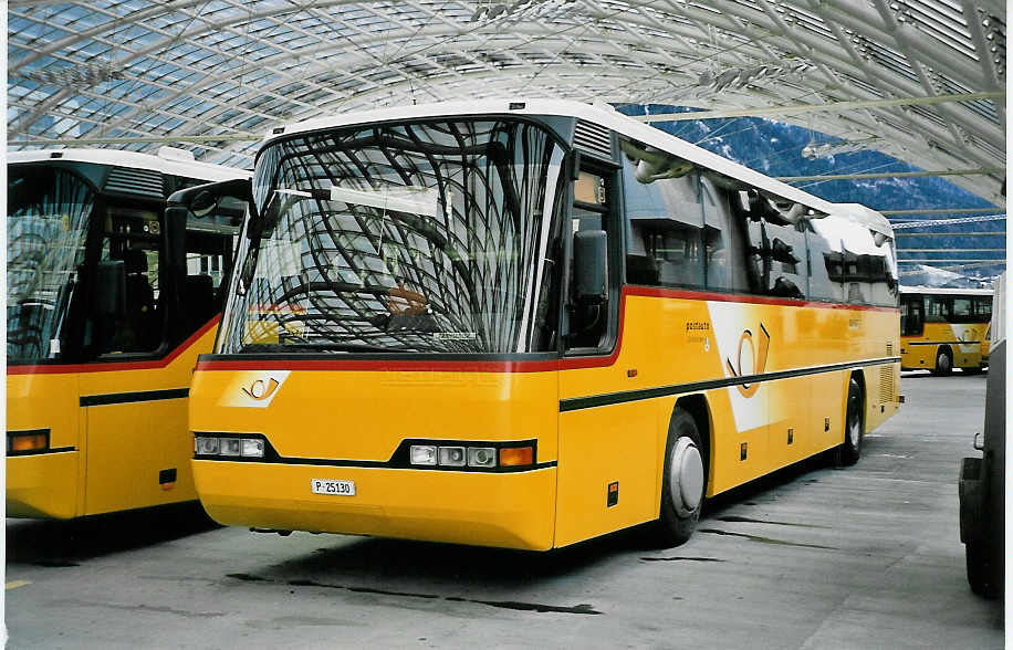 (044'514) - PTT-Regie - P 25'130 - Neoplan am 1. Januar 2001 in Chur, Postautostation