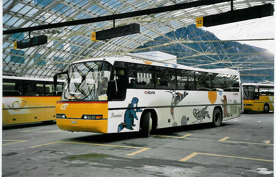 (044'518) - PTT-Regie - P 25'132 - Neoplan am 1. Januar 2001 in Chur, Postautostation