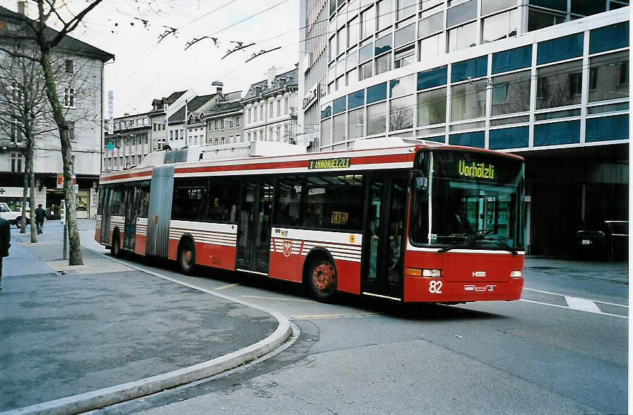 (044'627) - VB Biel - Nr. 82 - NAW/Hess Gelenktrolleybus am 27. Januar 2001 in Biel, Mhlebrcke