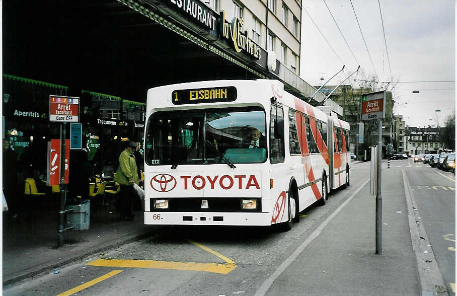 (044'803) - VB Biel - Nr. 66 - Volvo/R&J Gelenktrolleybus am 17. Februar 2001 beim Bahnhof Biel