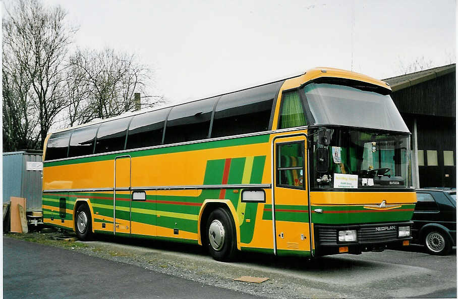 (045'126) - Dinic, Thun - Neoplan (ex AvH Heimenschwand Nr. 12) am 23. Februar 2001 in Uetendorf, Allmend