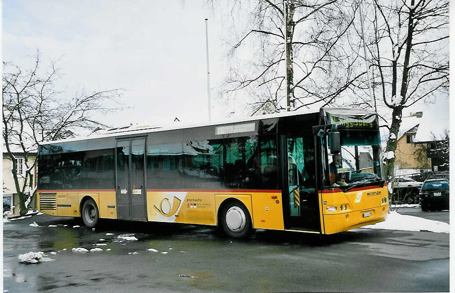 (045'202) - Engeloch, Riggisberg - Nr. 12/BE 520'405 - Neoplan am 25. Februar 2001 in Riggisberg, Garage