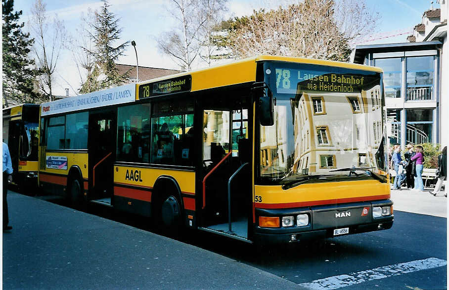 (045'515) - AAGL Liestal - Nr. 53/BL 6556 - MAN/Lauber am 31. Mrz 2001 beim Bahnhof Liestal