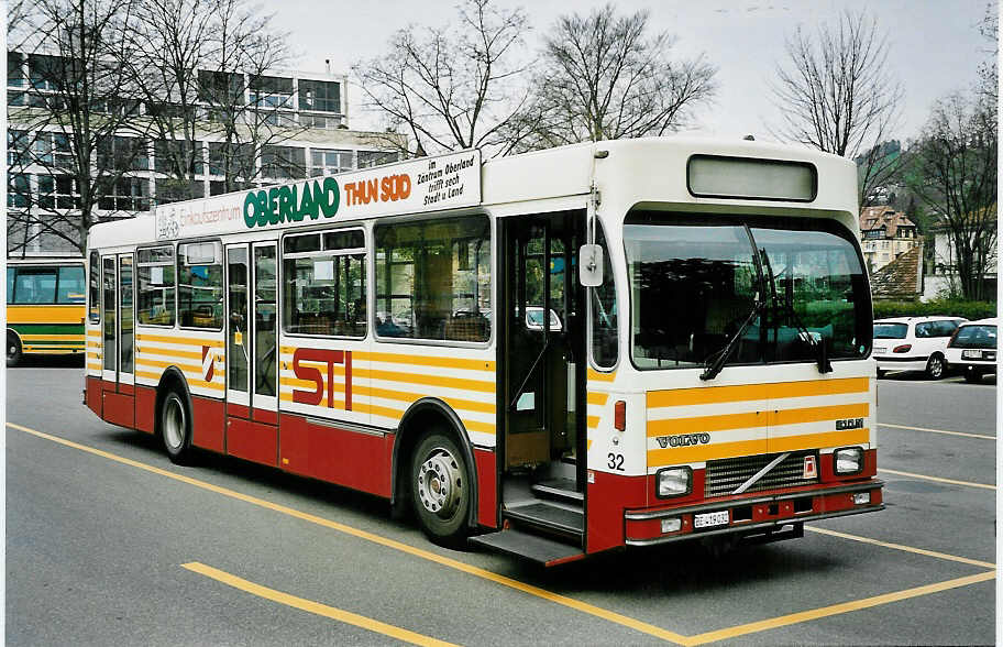 (045'615) - STI Thun - Nr. 32/BE 419'032 - Volvo/R&J (ex SAT Thun Nr. 32) am 3. April 2001 bei der Schifflndte Thun