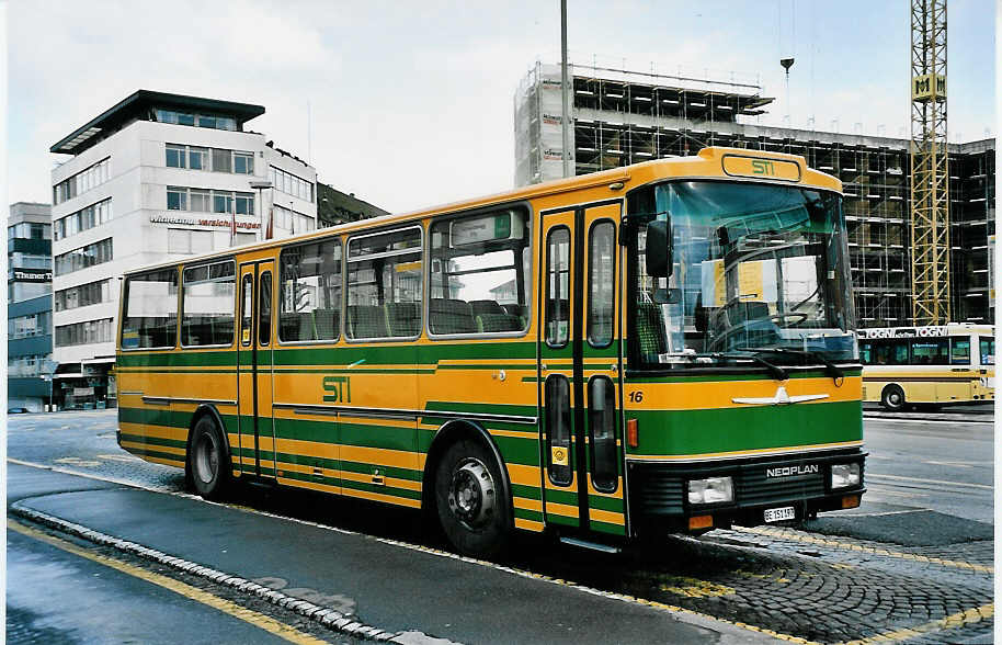 (045'620) - STI Thun - Nr. 16/BE 151'197 - Neoplan/Lauber (ex AvH Heimenschwand Nr. 6) am 5. April 2001 beim Bahnhof Thun