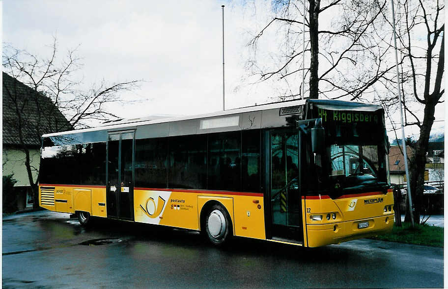 (045'633) - Engeloch, Riggisberg - Nr. 12/BE 520'405 - Neoplan am 8. April 2001 in Riggisberg, Garage