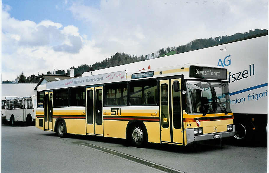 (045'722) - STI Thun - Nr. 61/BE 452'461 - Mercedes/R&J am 17. April 2001 in Thun, Garage