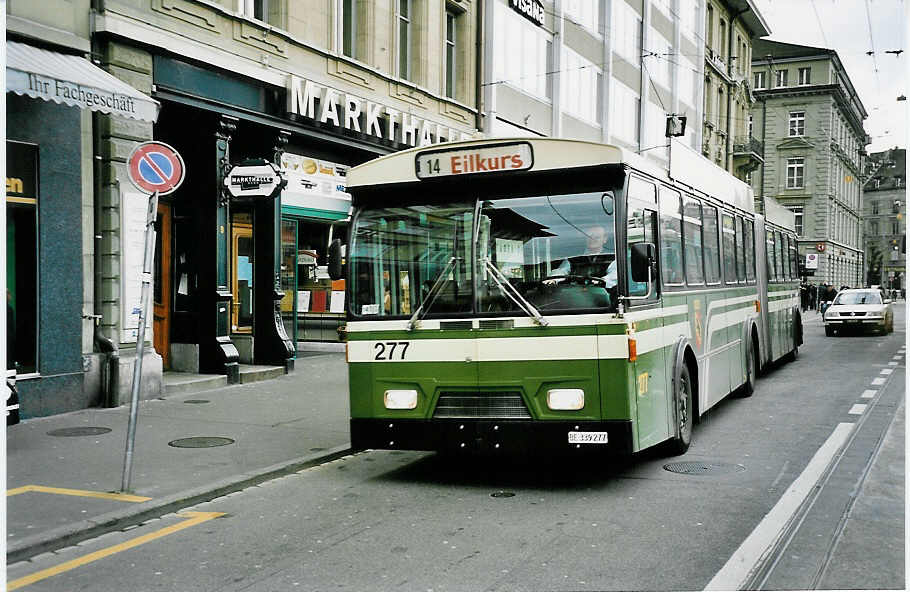 (045'801) - SVB Bern - Nr. 277/BE 339'277 - FBW/Hess-R&J am 18. April 2001 beim Bahnhof Bern